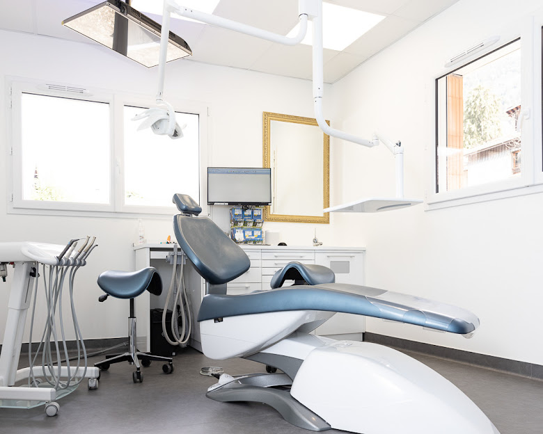 Salle de soins du cabinet d'orthodontie à Allevard, fauteuil et équipements modernes
