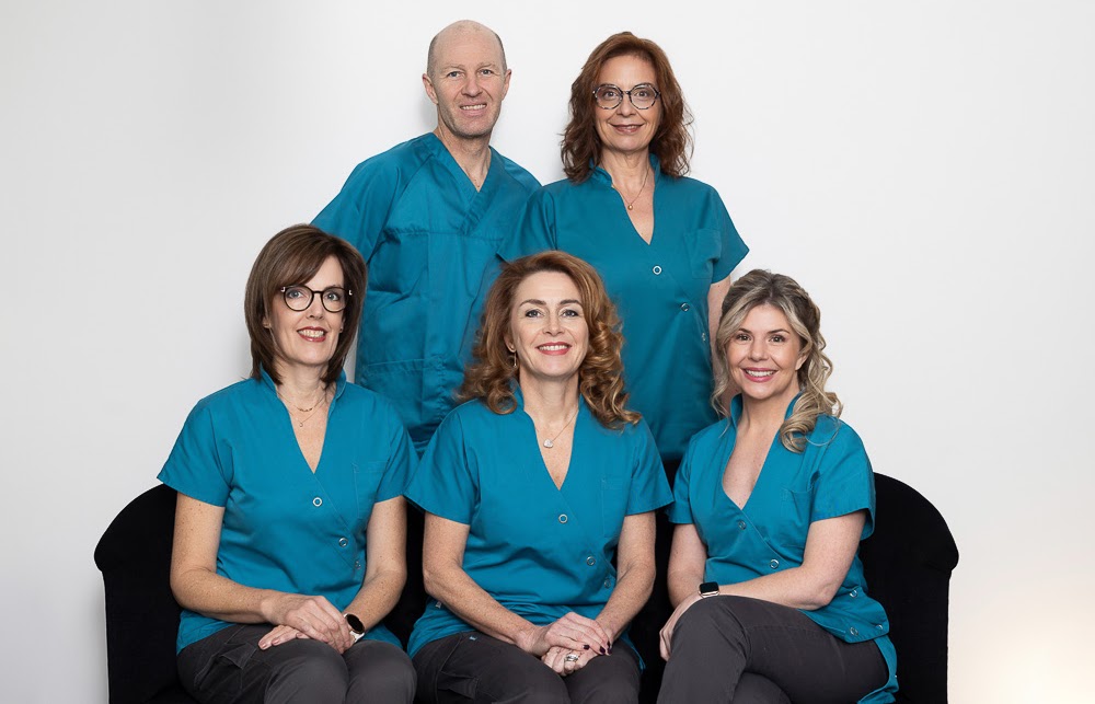 L'équipe du cabinet d'orthodontie du Dr Béalem-Collin à Allevard, en tenue médicale